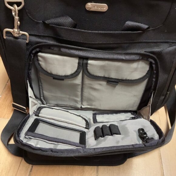 Targus Lap top Shoulder bag 17" x 13" - Picture 3 of 6